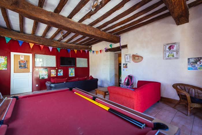 salle-detente-jeux-tv-bibliotheque-camping-etang-proche-angers